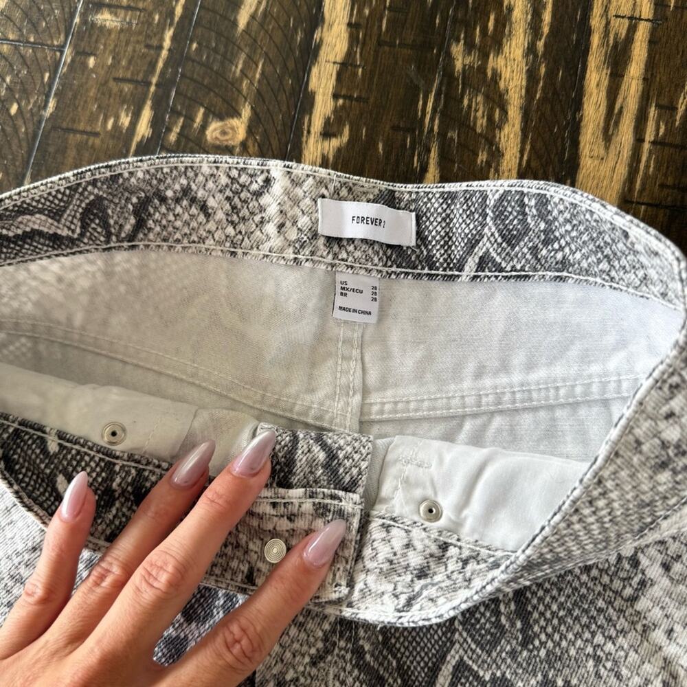 21 - Snake Skin Grey White High Waist Shorts - US 28 - Picture 11 of 13